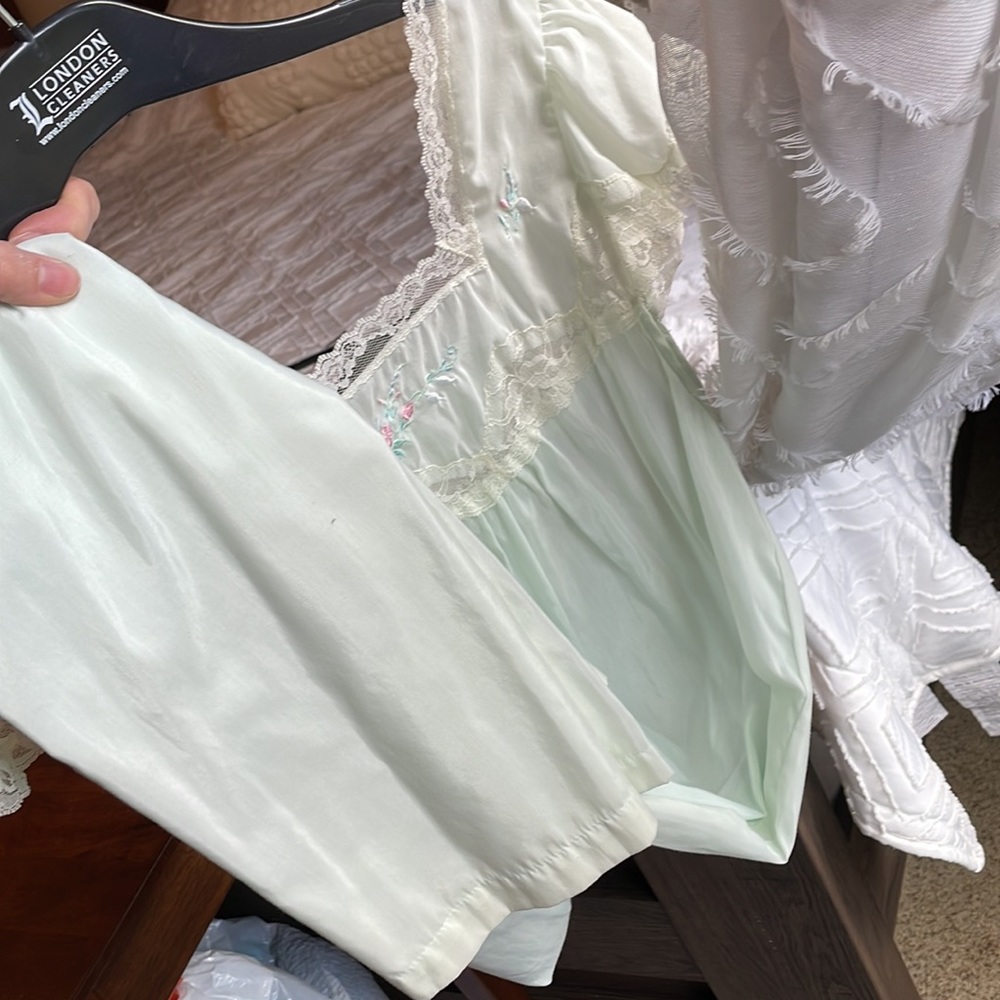 Vintage pale green nightgown - Picture 4 of 6